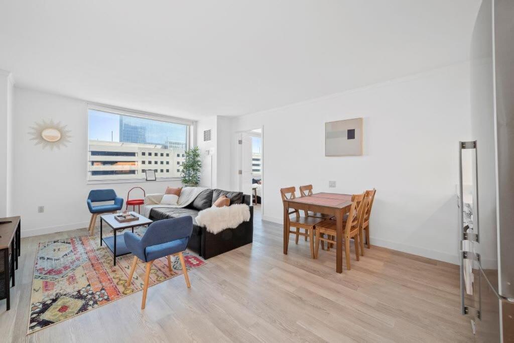 Huge Beachfront Cozysuites At Showboat Apartment