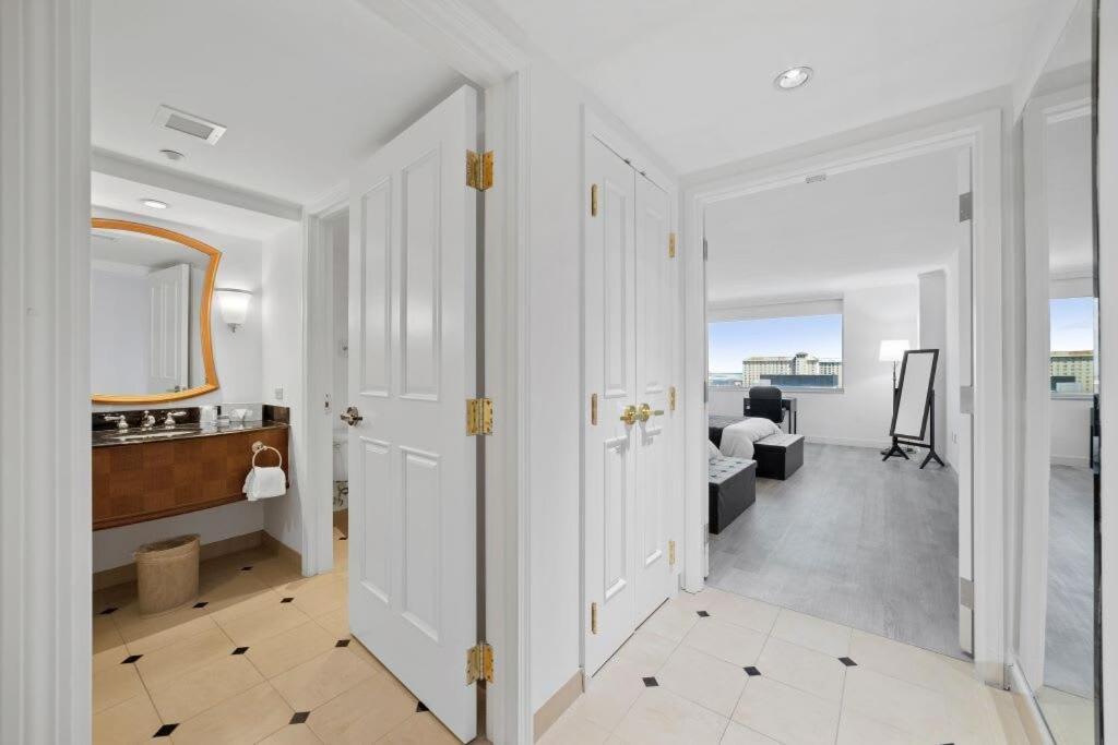 Huge Beachfront Cozysuites At Showboat