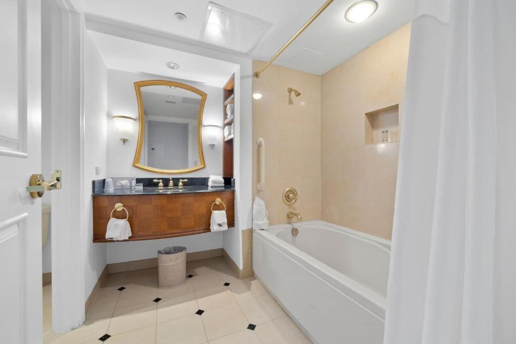 Huge Beachfront Cozysuites At Showboat Apartment *